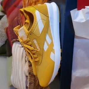 Reebok Femmes retro running sneaker. Womens 9.5. Fierce Gold color.